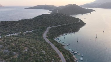 Kıyı dağı manzarası, deniz tatil yatları, altın saat.