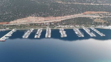 Kıyı dağı manzarası, deniz tatil yatları, altın saat.