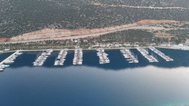 Kıyı dağı manzarası, deniz tatil yatları, altın saat.