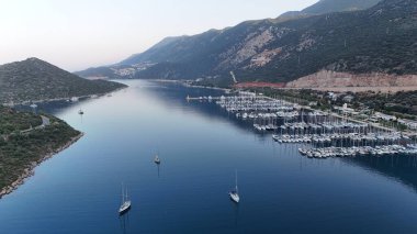 Kıyı dağı manzarası, deniz tatil yatları, altın saat.