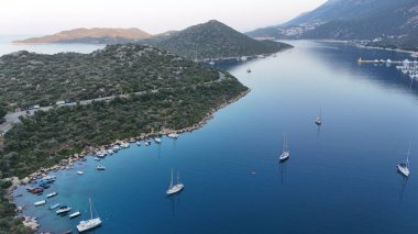 Kıyı dağı manzarası, deniz tatil yatları, altın saat.