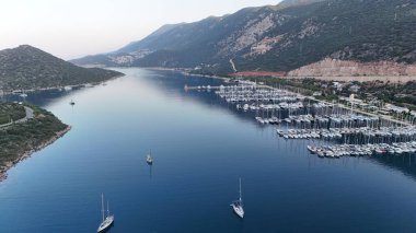 Kıyı dağı manzarası, deniz tatil yatları, altın saat.