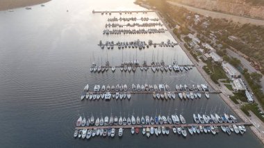 Kıyı dağı manzarası, deniz tatil yatları, altın saat.