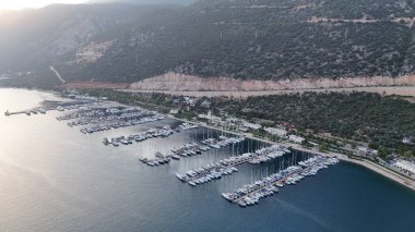 Kıyı dağı manzarası, deniz tatil yatları, altın saat.