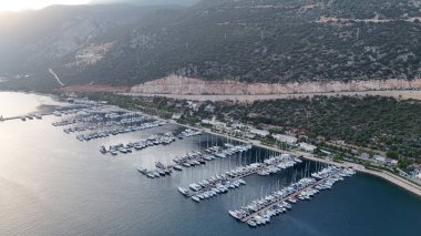 Kıyı dağı manzarası, deniz tatil yatları, altın saat.