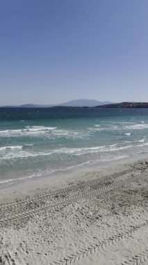 Mavi deniz ufku. Dalgalar kumlu plajlara tırmanıyor. 