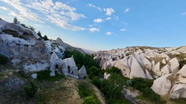 Erotik kaya oluşumları. Rocky manzara manzarası. Tarihi eşsiz antik açık hava müzesi kalıntıları. Rocky peyzaj yolu. Yüksek kalite 4K görüntü.