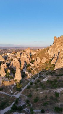 Erotik kaya oluşumları. Rocky manzara manzarası. Tarihi eşsiz antik açık hava müzesi kalıntıları. Rocky peyzaj yolu. Yüksek kalite 4K görüntü.