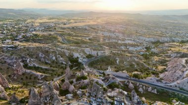 Erotik kaya oluşumları. Rocky manzara manzarası. Tarihi eşsiz antik açık hava müzesi kalıntıları. Rocky peyzaj yolu. Yüksek kalite 4K görüntü.