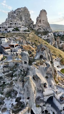 Erotik kaya oluşumları. Rocky manzara manzarası. Tarihi eşsiz antik açık hava müzesi kalıntıları. Rocky peyzaj yolu. Yüksek kalite 4K görüntü.