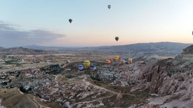 Sıcak hava balonu. Erotik kaya oluşumları. Rocky manzara manzarası. Tarihi eşsiz antik açık hava müzesi kalıntıları. Rocky peyzaj yolu. Yüksek kalite 4K görüntü.