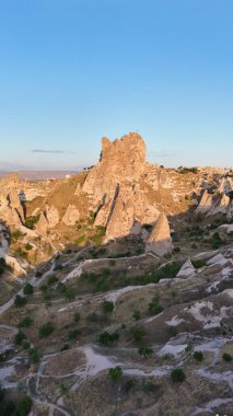 Erotik kaya oluşumları. Rocky manzara manzarası. Tarihi eşsiz antik açık hava müzesi kalıntıları. Rocky peyzaj yolu. Yüksek kalite 4K görüntü.
