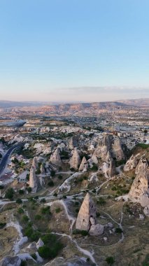 Erotik kaya oluşumları. Rocky manzara manzarası. Tarihi eşsiz antik açık hava müzesi kalıntıları. Rocky peyzaj yolu. Yüksek kalite 4K görüntü.