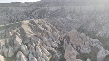 Rocky manzara manzarası. Tarihi eşsiz antik açık hava müzesi kalıntıları. Rocky peyzaj yolu. Yüksek kalite 4K görüntü.