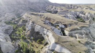 Rocky manzara manzarası. Tarihi eşsiz antik açık hava müzesi kalıntıları. Rocky peyzaj yolu. Yüksek kalite 4K görüntü.