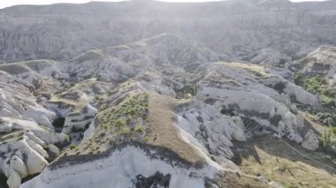 Rocky manzara manzarası. Tarihi eşsiz antik açık hava müzesi kalıntıları. Rocky peyzaj yolu. Yüksek kalite 4K görüntü.