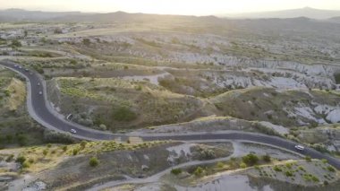 Dolambaçlı çöl yolu. Tarihi eşsiz antik açık hava müzesi kalıntıları. Rocky peyzaj yolu. Yüksek kalite 4K görüntü.