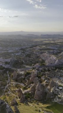 Dolambaçlı çöl yolu. Tarihi eşsiz antik açık hava müzesi kalıntıları. Rocky peyzaj yolu. Yüksek kalite 4K görüntü.