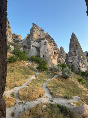 Engebeli kayalık arazi. Tarihi eşsiz antik açık hava müzesi kalıntıları. Rocky peyzaj yolu. Yüksek kalite 4K görüntü.