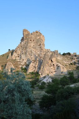 Kapadokya kayalık arazisi. Tarihi eşsiz antik açık hava müzesi kalıntıları. Rocky peyzaj yolu. Yüksek kalite 4K görüntü.