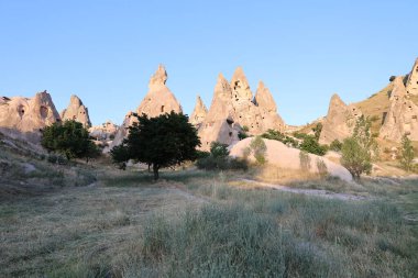 Kapadokya kayalık arazisi. Tarihi eşsiz antik açık hava müzesi kalıntıları. Rocky peyzaj yolu. Yüksek kalite 4K görüntü.