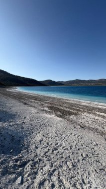 Mavi göl manzarası. Nehir, ağaçlar, gökyüzü. Türkiye 'de göl drone görüntüsü. Yüksek kalite fotoğraf
