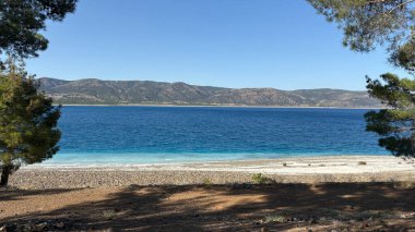 Mavi göl manzarası. Nehir, ağaçlar, gökyüzü. Türkiye 'de göl drone görüntüsü. Yüksek kalite fotoğraf