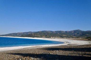 Mavi göl manzarası. Nehir, ağaçlar, gökyüzü. Türkiye 'de Göl Yüksek Kaliteli Fotoğraf