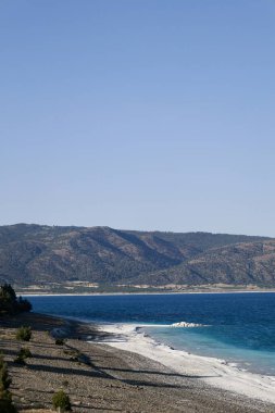 Mavi göl manzarası. Nehir, ağaçlar, gökyüzü. Türkiye 'de Göl Yüksek Kaliteli Fotoğraf