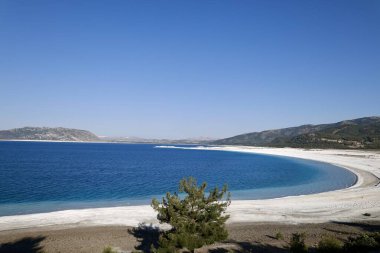 Mavi göl manzarası. Nehir, ağaçlar, gökyüzü. Türkiye 'de Göl Yüksek Kaliteli Fotoğraf