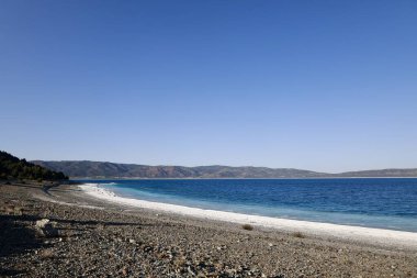 Mavi göl manzarası. Nehir, ağaçlar, gökyüzü. Türkiye 'de Göl Yüksek Kaliteli Fotoğraf