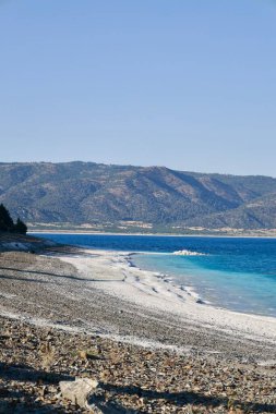 Mavi göl manzarası. Nehir, ağaçlar, gökyüzü. Türkiye 'de Göl Yüksek Kaliteli Fotoğraf