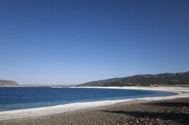Mavi göl manzarası. Nehir, ağaçlar, gökyüzü. Türkiye 'de Göl Yüksek Kaliteli Fotoğraf