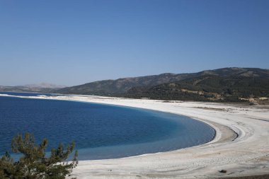 Mavi göl manzarası. Nehir, ağaçlar, gökyüzü. Türkiye 'de Göl Yüksek Kaliteli Fotoğraf