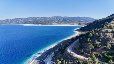Mavi göl manzarası. Nehir, ağaçlar, gökyüzü. Türkiye 'de Göl Yüksek Kaliteli Fotoğraf