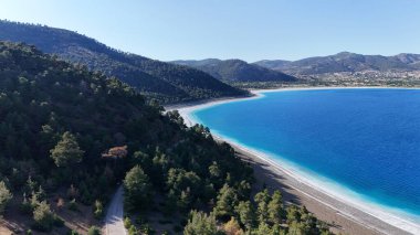 Mavi göl manzarası. Nehir, ağaçlar, gökyüzü. Türkiye 'de Göl Yüksek Kaliteli Fotoğraf