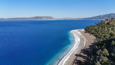Mavi göl manzarası. Nehir, ağaçlar, gökyüzü. Türkiye 'de Göl Yüksek Kaliteli Fotoğraf