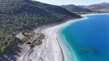 Mavi göl manzarası. Nehir, ağaçlar, gökyüzü. Türkiye 'de Göl Yüksek Kaliteli Fotoğraf