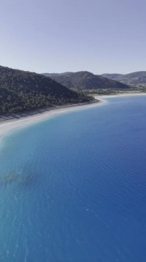 Mavi göl manzarası. Nehir, ağaçlar, gökyüzü. Türkiye 'de göl drone görüntüsü. Yüksek kalite fotoğraf