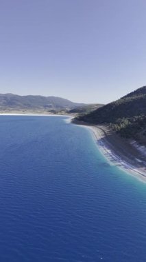 Mavi göl manzarası. Nehir, ağaçlar, gökyüzü. Türkiye 'de göl drone görüntüsü. Yüksek kalite fotoğraf
