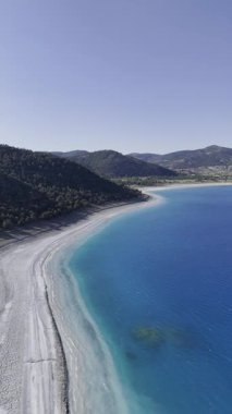 Mavi göl manzarası. Nehir, ağaçlar, gökyüzü. Türkiye 'de göl drone görüntüsü. Yüksek kalite fotoğraf
