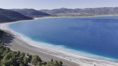 Mavi göl manzarası. Nehir, ağaçlar, gökyüzü. Türkiye 'de göl drone görüntüsü. Yüksek kalite fotoğraf