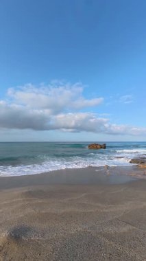 Okyanus dalgaları plajı. Cliffside sahil şeridi. Yüksek kalite 4k görüntü
