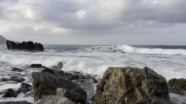 Okyanus dalgaları plajı. Cliffside sahil şeridi. Yüksek kalite 4k görüntü