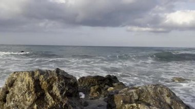 Okyanus dalgaları plajı. Cliffside sahil şeridi. Yüksek kalite 4k görüntü