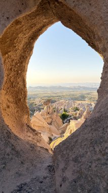 Erotik kaya oluşumları. Rocky manzara manzarası. Tarihi eşsiz antik açık hava müzesi kalıntıları. Rocky peyzaj yolu. Yüksek kalite 4K görüntü.