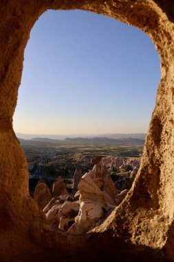 Rocky doğal kemeri. Eroin kaya oluşumları. Rocky manzara manzarası. Tarihi eşsiz antik açık hava müzesi kalıntıları. Rocky peyzaj yolu. Yüksek kalite 4K görüntü.