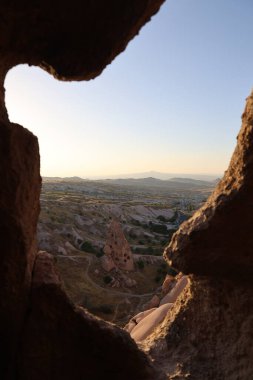 Rocky doğal kemeri. Eroin kaya oluşumları. Rocky manzara manzarası. Tarihi eşsiz antik açık hava müzesi kalıntıları. Rocky peyzaj yolu. Yüksek kalite 4K görüntü.