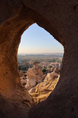 Rocky doğal kemeri. Eroin kaya oluşumları. Rocky manzara manzarası. Tarihi eşsiz antik açık hava müzesi kalıntıları. Rocky peyzaj yolu. Yüksek kalite 4K görüntü.
