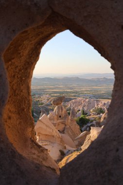 Rocky doğal kemeri. Eroin kaya oluşumları. Rocky manzara manzarası. Tarihi eşsiz antik açık hava müzesi kalıntıları. Rocky peyzaj yolu. Yüksek kalite 4K görüntü.